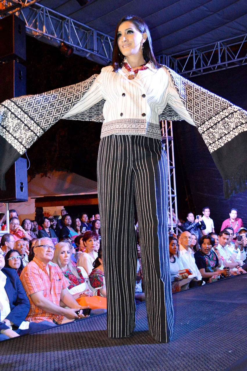 Angahuan rebozo with outfit designed to match at the Michoacán Rebozo Fashion Show
