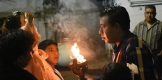 A cleansing ceremony that employs smoke from the copal is performed at the beginning of a velación.