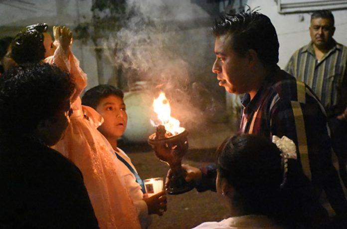 A cleansing ceremony that employs smoke from the copal is performed at the beginning of a velación.