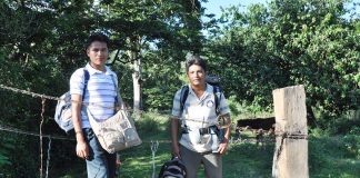 Fredy the guide and Isaías at the bridge.