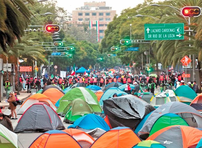 The anti-AMLO protest camp on Juárez Avenue.