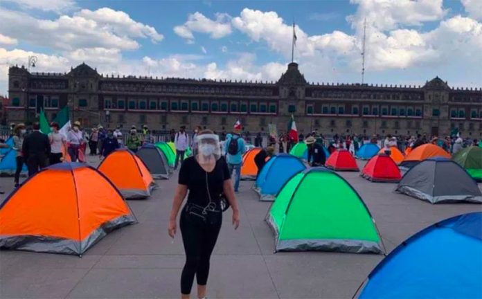 Tents of anti-AMLO protesters have sprouted in the zócalo.