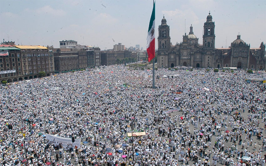 The 2004 march for peace drew as many as 350,000 people to the zócalo.
