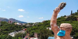 Guanajuato's giant statue of El Pípila has donned a face mask. Bearing the phrase 'Put it on!' the mask measures 2 1/2 meters wide by 1 1/2 meters high.