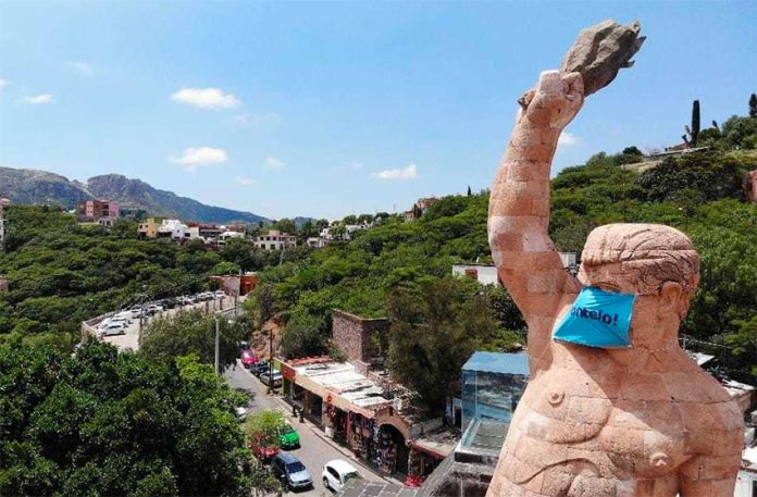 Guanajuato's giant statue of El Pípila has donned a face mask. Bearing the phrase 'Put it on!' the mask measures 2 1/2 meters wide by 1 1/2 meters high.