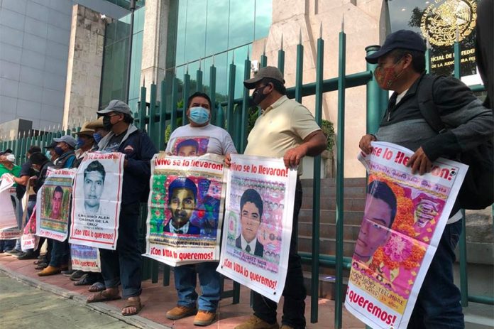 Parents of the 43 missing students protested at the Federal Judicial Council.