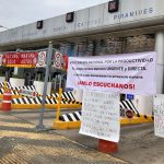 Farmers took over this toll plaza in the state of México.