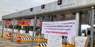 Farmers took over this toll plaza in the state of México.