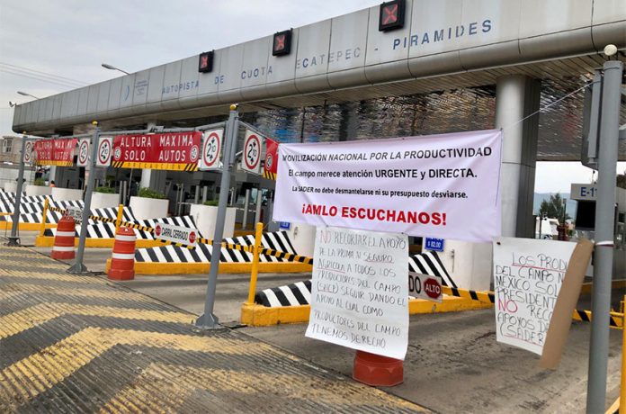 Farmers took over this toll plaza in the state of México.