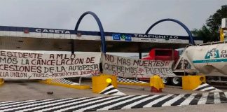 Protesters occupy toll booth at Trapichillo.