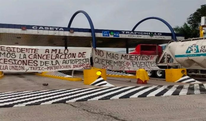 Protesters occupy toll booth at Trapichillo.
