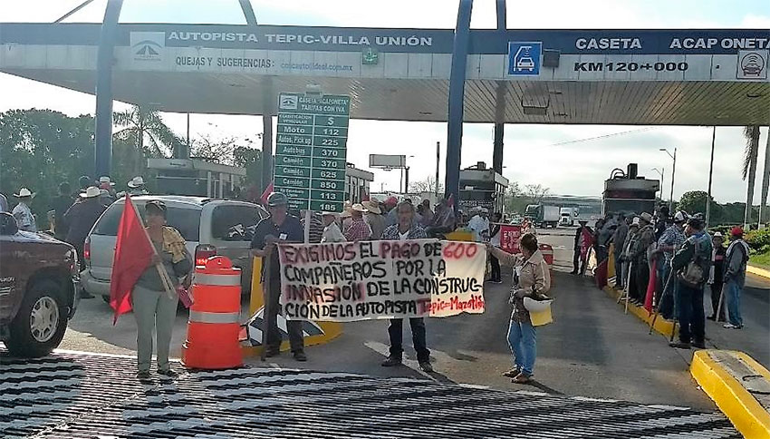 Farmers protest lack of compensation for expropriated land at the Acaponeta toll plaza in Nayarit.