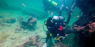 A porthole lies in the sand among other remains of La Unión.