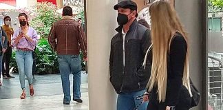 Woman walks her tiger in Polanco.