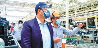 Governor Rodríguez tours the Toyota plant in Apaseo el Grande.
