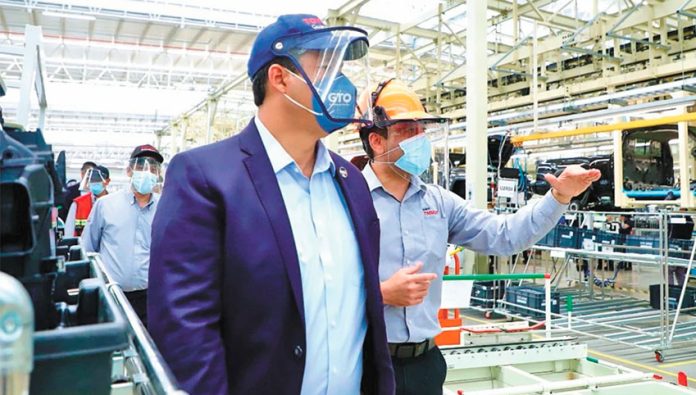 Governor Rodríguez tours the Toyota plant in Apaseo el Grande.