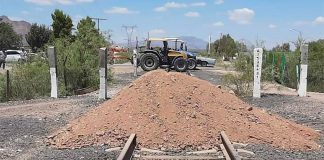 Farmers have blocked tracks in Meoqui, Chihuahua.