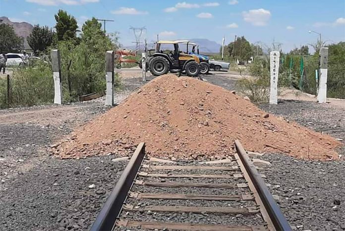 Farmers have blocked tracks in Meoqui, Chihuahua.