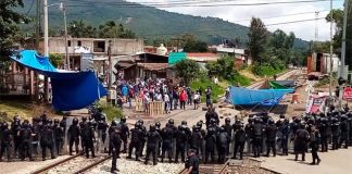 A show of force by police at a rail blockade in Michoacán.