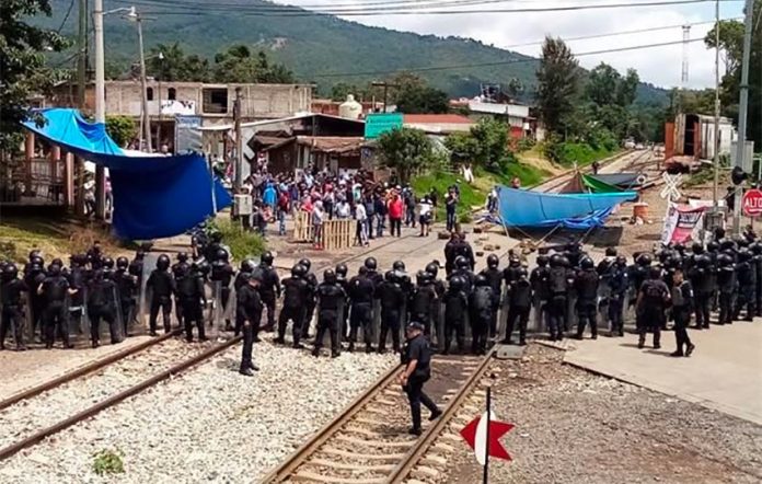 A show of force by police at a rail blockade in Michoacán.