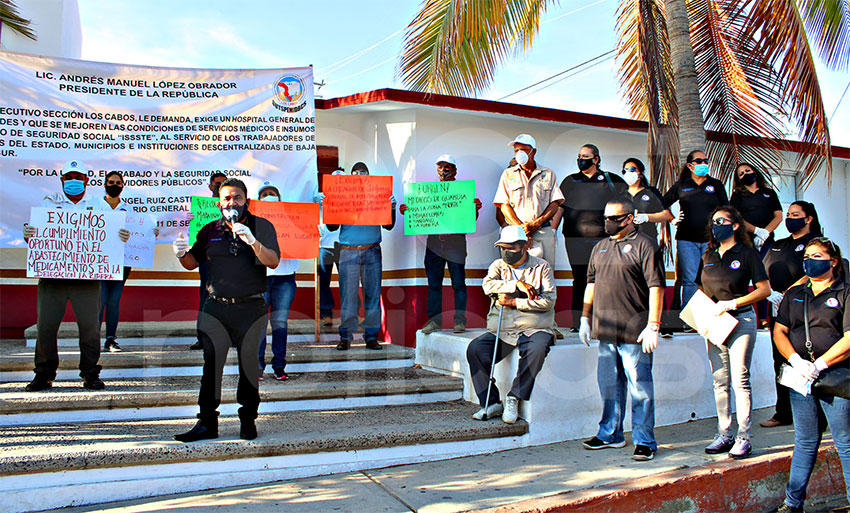 ISSSTE workers protest in San José.