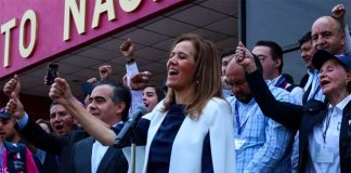 Zavala, center, was optimistic last week that party status would be granted to México Libre.