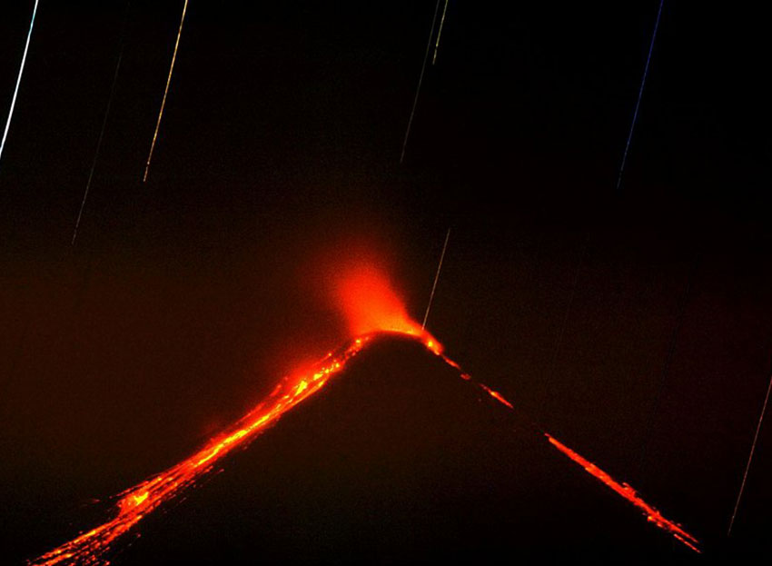 A short walk at night from La María Lake offers a great view of the Fire Volcano.