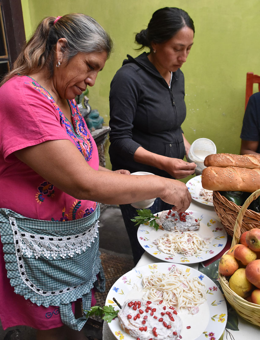 The final stage in the preparation of chiles en nogada.