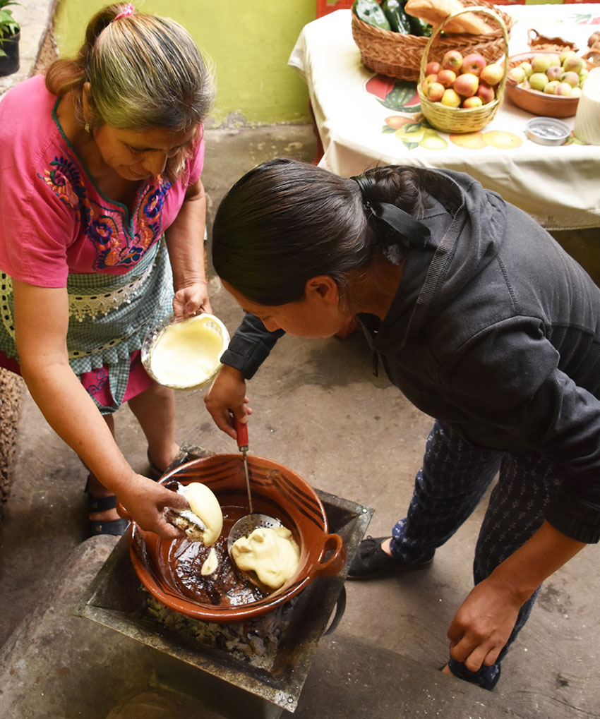 Fernández and her daughter fry the chiles.