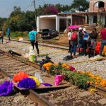 A Michoacán rail blockade takes on a Day of the Dead theme.