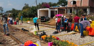 A Michoacán rail blockade takes on a Day of the Dead theme.