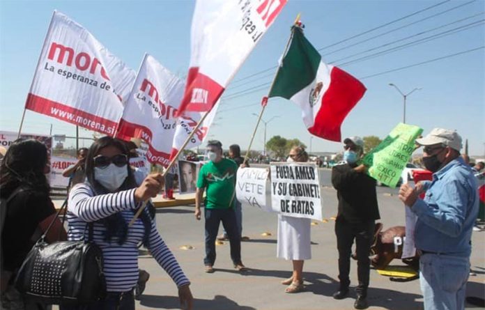 The president's supporters and detractors welcomed him to Chihuahua on Friday.