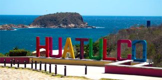 In Huatulco, the beaches are open.