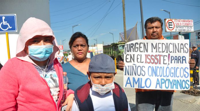 Children and parents protest medications shortage in Oaxaca