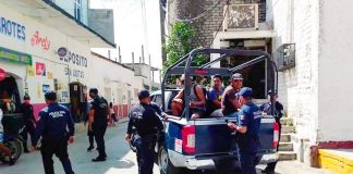 Police in Puerto Escondido round up maskless scofflaws.