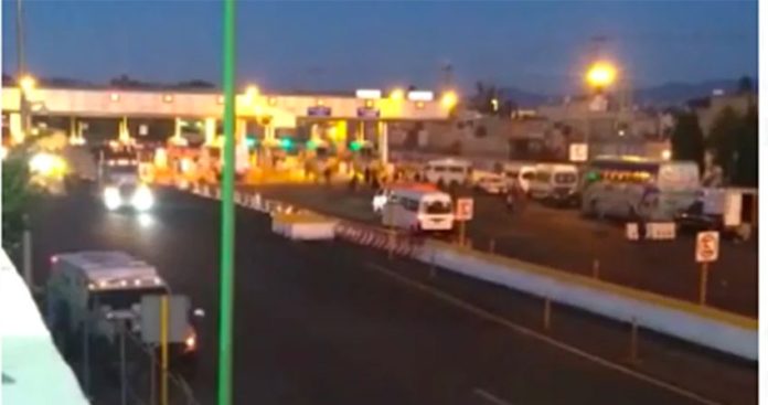 The scene last night at the Mexico City-Pyramids toll booths.