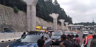Students collect tolls on the Mexico City-Toluca highway.