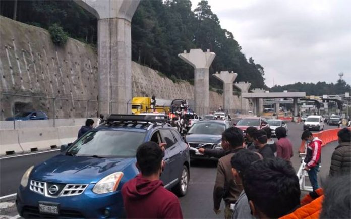 Students collect tolls on the Mexico City-Toluca highway.