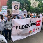 Representatives of the scientific community protest outside the Senate against the abolition of public trusts.