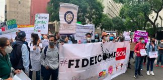 Representatives of the scientific community protest outside the Senate against the abolition of public trusts.