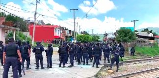 Police on the tracks in Uruapan, Michoacán.