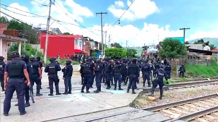 Police on the tracks in Uruapan, Michoacán.