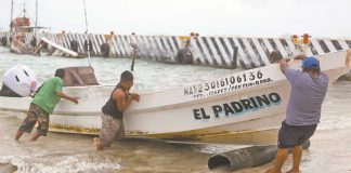 Fishermen in Quintana Roo prepare for the arrival of the hurricane.