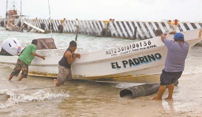 Fishermen in Quintana Roo prepare for the arrival of the hurricane.