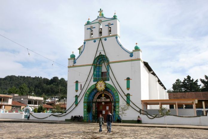 The community church of Chiapas's San Juan Chamula, on the main square. (Frans-Banja Mulder, CC)