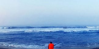 It's not ideal for sunbathing, but Cuyutlán's beach hosts manta rays and turtles.