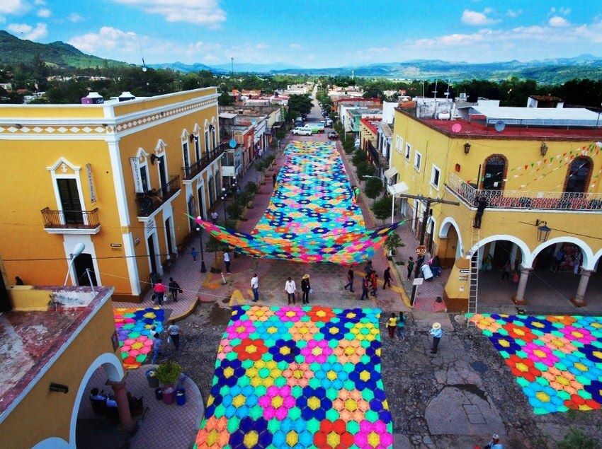 From Etzatlán's mirador, get a nice view of the world’s biggest crochet canopy. It's in the Guinness Book of World Records. Courtesy of Xataka.com.mx