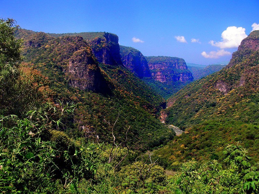 A view of the 170-kilometer-long Río Verde from the walkway at La Leonera.