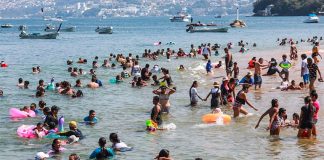 A busy Acapulco beach on the weekend.