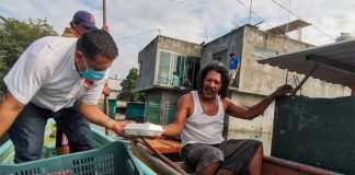 Aid is delivered by boat to flood victims in Tabasco.